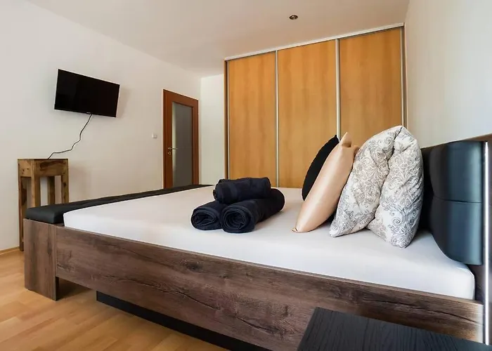 3 Lux Near Center Apartman *
