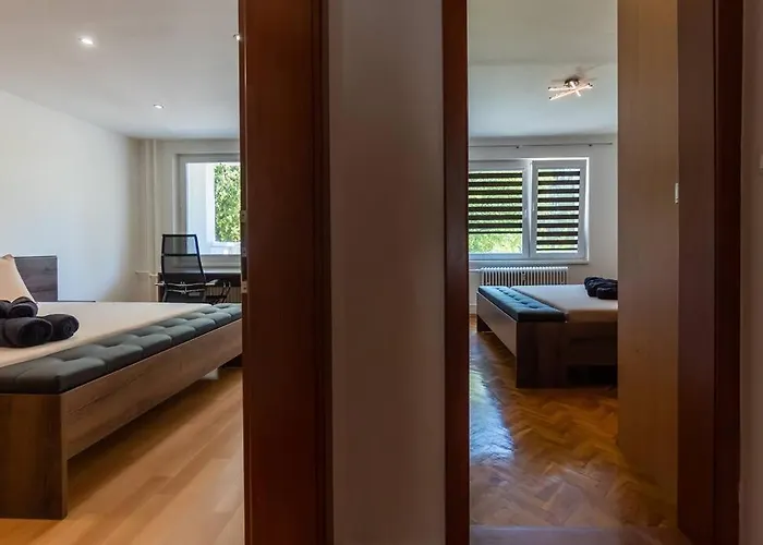 3 Lux Near Center Apartman *