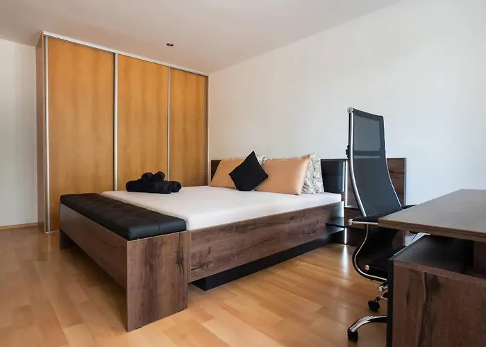 3 Lux Near Center Apartman *